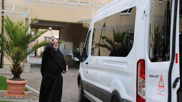 Pater Markus segnet das neue Fahrzeug. Thomas Malz