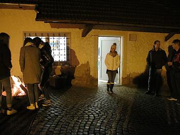 Mit einem Feuer in der Tonne war der Vorplatz des Stadtsteinacher Jugendhauses zur Baustellen-Party beleuchtet. Foto: Klaus Klaschka