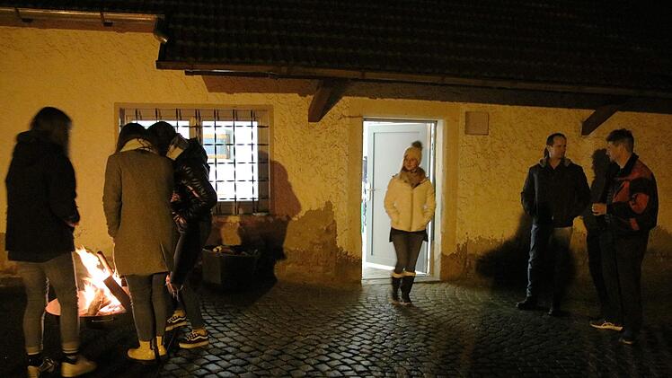 Mit einem Feuer in der Tonne war der Vorplatz des Stadtsteinacher Jugendhauses zur Baustellen-Party beleuchtet. Foto: Klaus Klaschka