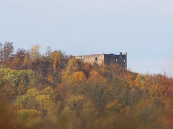 Die Ruine Bramburg ist ein lohnenswertes Ziel für Wanderungen durch den  Herbstwald.Eckehard Kiesewetter