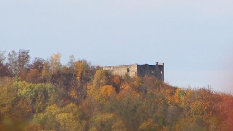 Die Ruine Bramburg ist ein lohnenswertes Ziel für Wanderungen durch den  Herbstwald.Eckehard Kiesewetter