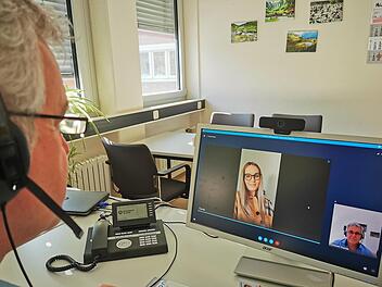 Thomas Schlereth, Teamleiter der Berufsberatung der Arbeitsagentur Schweinfurt beim Videochat mit einer Jugendlichen, die sich über ihre Möglichkeiten bei der Berufswahl informiert.