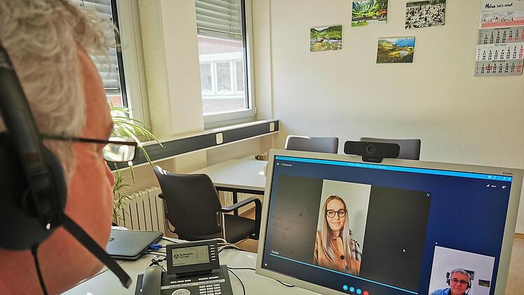 Thomas Schlereth, Teamleiter der Berufsberatung der Arbeitsagentur Schweinfurt beim Videochat mit einer Jugendlichen, die sich über ihre Möglichkeiten bei der Berufswahl informiert.