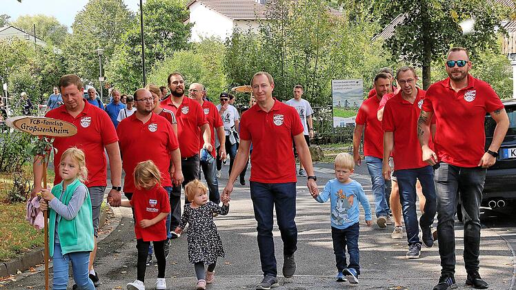 Die Vereine, auf unserem Bild der FC-Bayern-Fanclub, waren im Umzug mit dabei. Foto: Dieter Britz