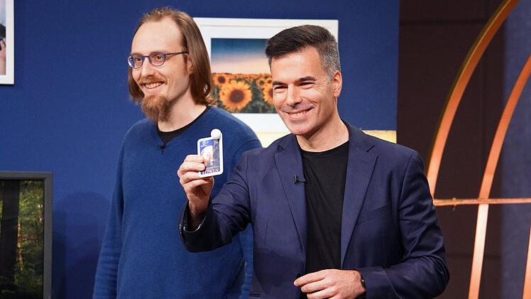 Simon Hafner (links) und Teo Ortega (rechts) treffen mit ihren "family.cards" Carsten Maschmeyer mitten ins Herz.