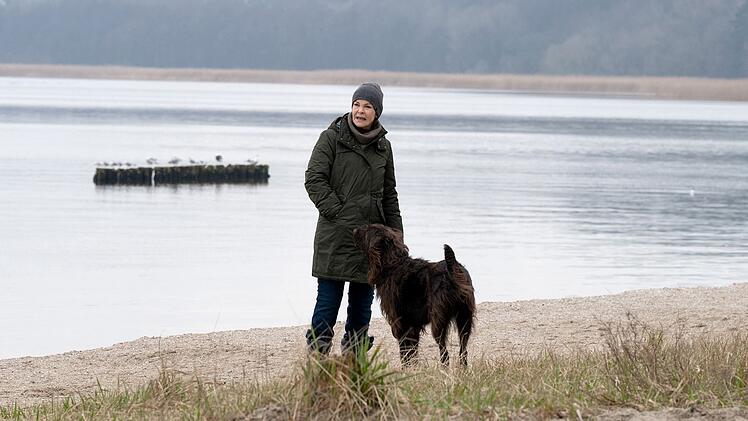 Ich habe gesagt, die Leute mögen das": Im "Usedom-Krimi" spielt Katrin Sass zusammen mit ihrem privaten Hund.