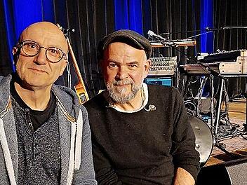 Matthias Reubel (l.) besuchte vorab den Musiker Martin K&auml;lberer, der am 23. April ein Konzert in Leutenbach gibt.