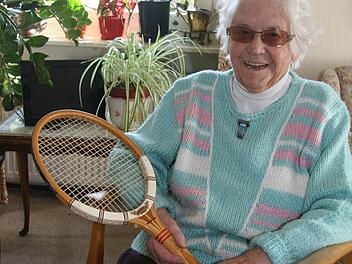 Ihren guten alten "Maxfly", einen Holztennisschläger, dessen Griff mit Leder ummantelt ist, legt Elisabeth Liedl auch mit über 90 Jahren nicht aus der Hand: Noch im letzten Sommer hat die rüstige Rentnerin regelmäßig gespielt. Foto: Sonja Adam
