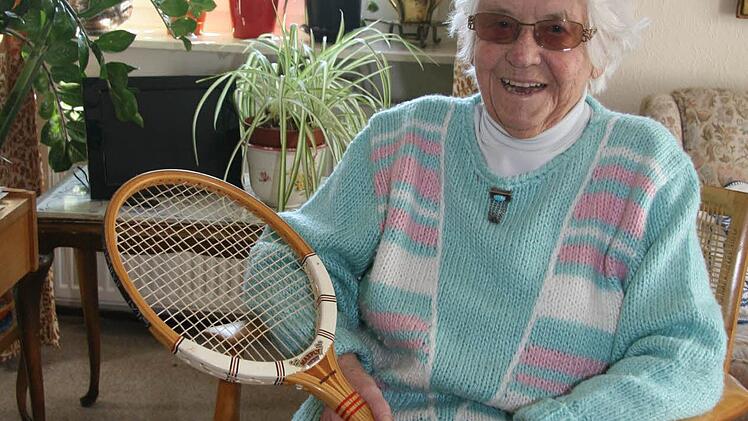 Ihren guten alten "Maxfly", einen Holztennisschläger, dessen Griff mit Leder ummantelt ist, legt Elisabeth Liedl auch mit über 90 Jahren nicht aus der Hand: Noch im letzten Sommer hat die rüstige Rentnerin regelmäßig gespielt. Foto: Sonja Adam