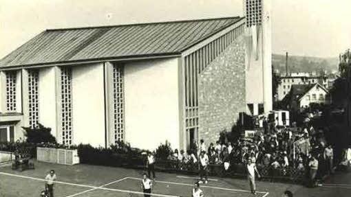 Fußball neben der Kircjhe - eine historische Aufnahme