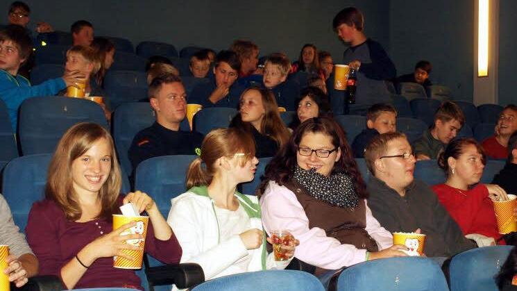 Die Kath. Jugend Wallenfels (vordere Reihe, ganz links Vorsitzende Katrin Weiß) zeigte sich verantwortlich für den gelungenen Film "Mich schickt der Himmel".