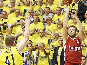 Nicolo Melli (r.) drückt ab und trifft einen seiner fünf Dreier. Brian Qvale kommt zu spät. Foto: Daniel Löb