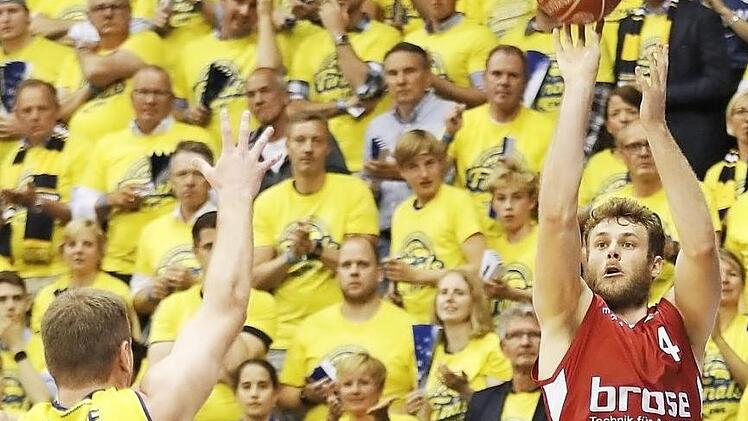 Nicolo Melli (r.) drückt ab und trifft einen seiner fünf Dreier. Brian Qvale kommt zu spät. Foto: Daniel Löb