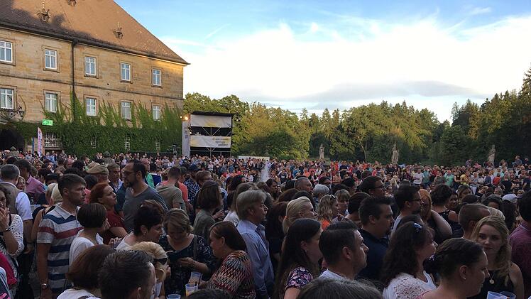 Umjubelter Auftritt: Michael Patrick Kelly fasziniert im ausverkauften Schlosshof von Tambach. Foto: Jochen Berger