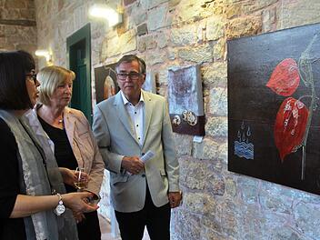 Silvia Pfister-Stanjek erklärt Stadtrat Klaus Lotter und Gattin Sylvia ihre Bilderserie. Werner Vogel