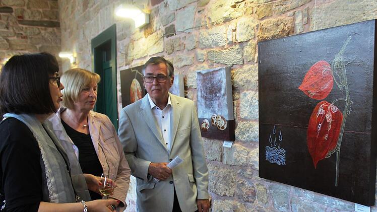 Silvia Pfister-Stanjek erklärt Stadtrat Klaus Lotter und Gattin Sylvia ihre Bilderserie. Werner Vogel