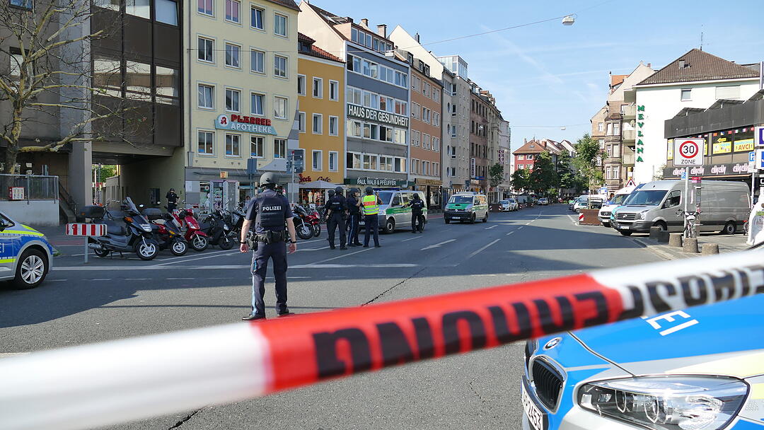 Großeinsatz in Nürnberg: Polizei fahndet nach Flüchtigem