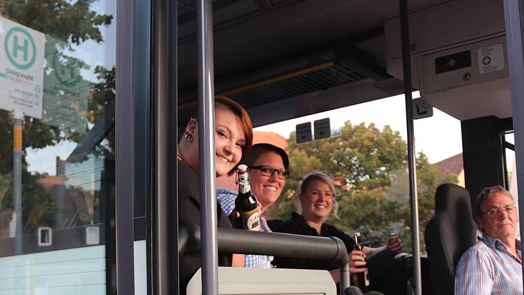 "Chefbusfahrer" Alfons Brehm brachte die Nachtschwärmer sicher zur Kerwa in Förtschwind und wieder heim.   Fotos: Johanna Blum