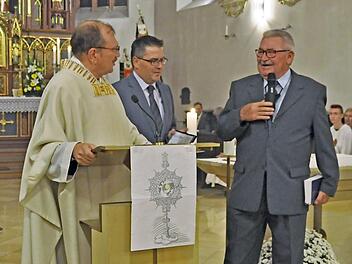 Bei der Verabschiedung von links: Pfarrer Reinhold Braun, Pfarrgemeinderatsvorsitzender Lorenz Mai, Vorbeter Andreas Dötsch  Foto: p