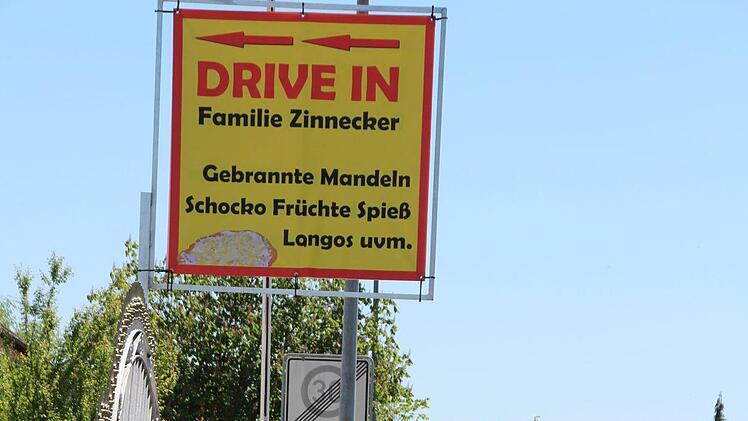 Ein großes Plakat weist den Weg zur Einfahrt unterhalb der Piastenbrücke. Foto: Ronald Heck