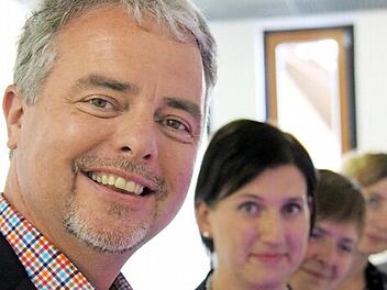 Professor James Friend aus Melbourne (Australien) hielt den Eröffnungsvortrag beim diesjährigen Workshop des Isat-Instituts. Im Hintergrund: Isat-Geschäftsführerin Denise Müller-Friedrich sowie die Professoren Maria Kufner (neues Mitglied der Institutsleitung), Susanne Aileen Funke und Gerhard Lindner (von links).  Foto: Simone Bastian