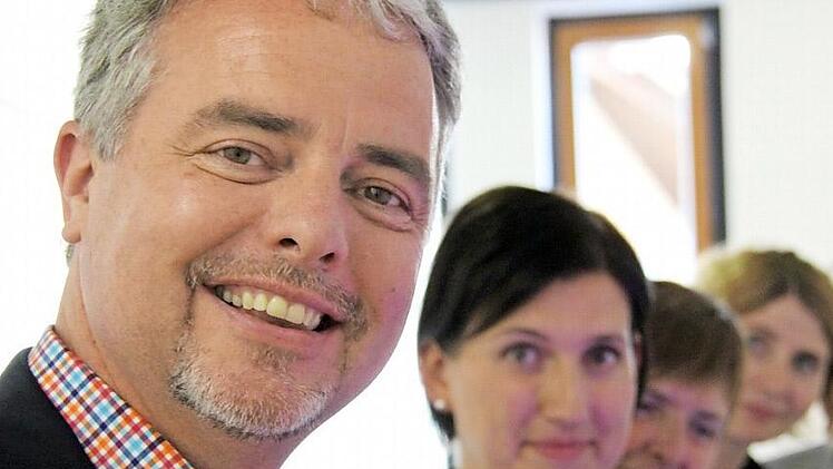 Professor James Friend aus Melbourne (Australien) hielt den Eröffnungsvortrag beim diesjährigen Workshop des Isat-Instituts. Im Hintergrund: Isat-Geschäftsführerin Denise Müller-Friedrich sowie die Professoren Maria Kufner (neues Mitglied der Institutsleitung), Susanne Aileen Funke und Gerhard Lindner (von links).  Foto: Simone Bastian