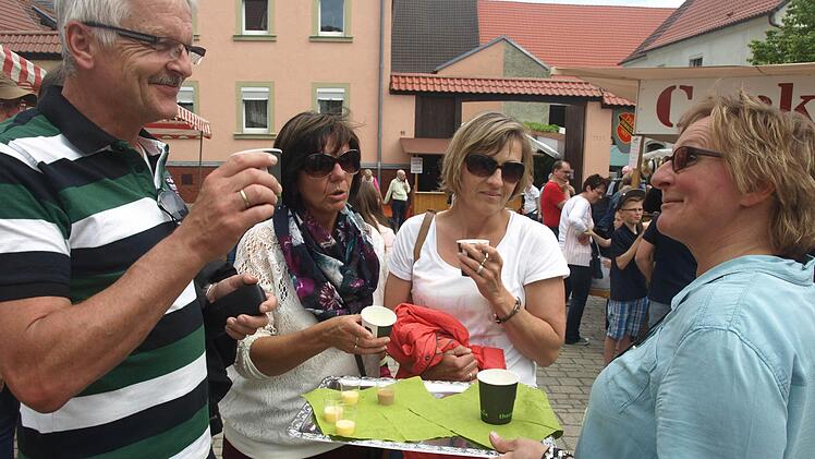Kostproben aus dem Thermomix bot Gabi Schneidmadel (rechts) an.  Foto: Stefan Geiger