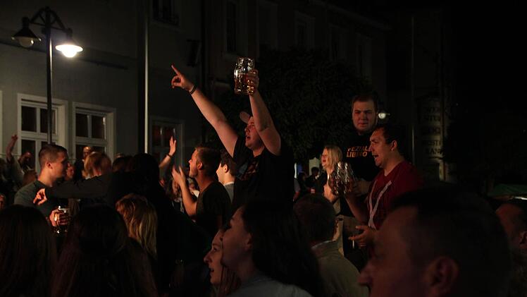 Ihnen gehörte die Nacht: Ac(c)oustic Jam spielte am Samstagabend auf dem Marktplatz Bad Brückenau. Foto: Friedemann Müller