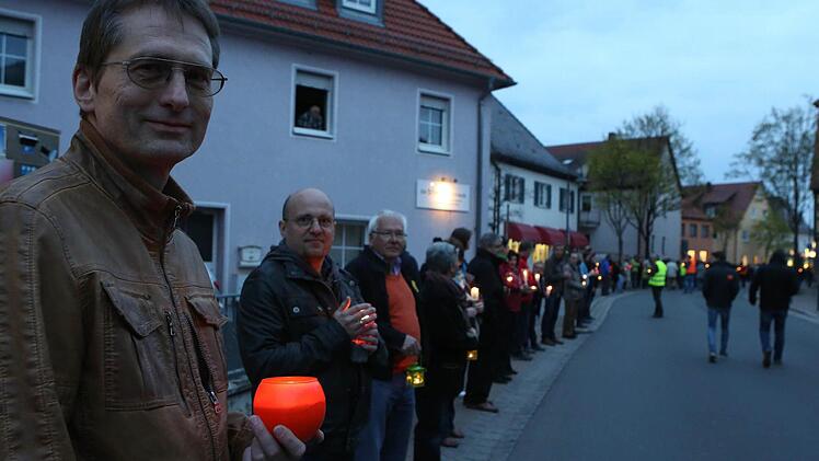 Lichterkette in Adelsdorf gegen Krieg und Gewalt. Foto: Barbara Herbst