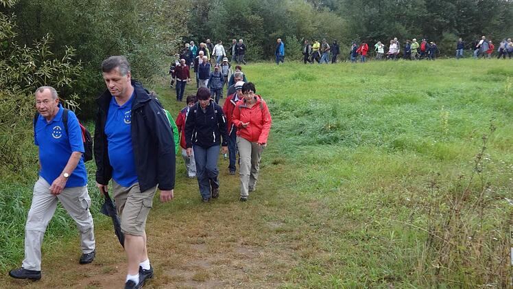 Auch bei der Jubiläums-Herbstwanderung dabei: Horst Urban (links) immer vorneweg.  Fotos: Sabine Weinbeer