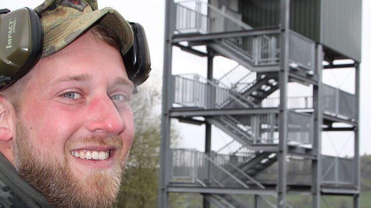 Von diesem Turm aus können Scharfschützen wie Fiete Olbring bis tief hinein ins Tal schießen. Foto: Ulrike Müller