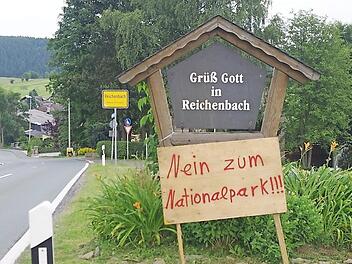 Das Anti-Nationalpark-Schild am Ortseingang von Reichenbach unter der Begrüßungstafel ist dem Gemeinderat ein Dorn im Auge. Es wird entfernt.  Foto: Heike Schülein