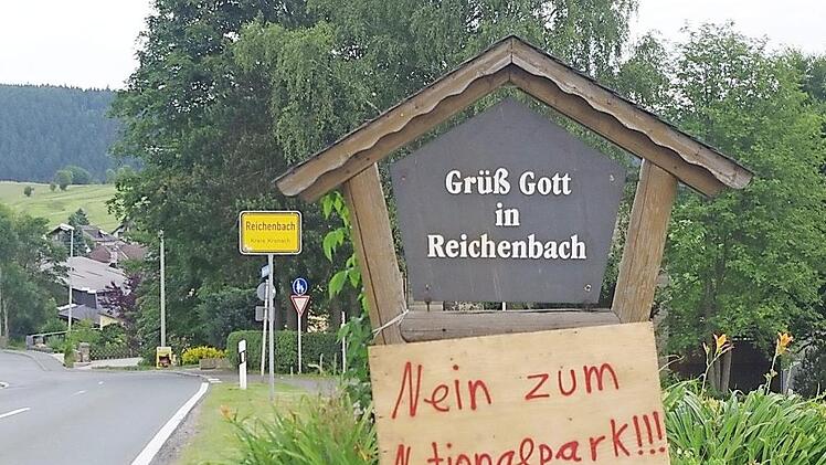 Das Anti-Nationalpark-Schild am Ortseingang von Reichenbach unter der Begrüßungstafel ist dem Gemeinderat ein Dorn im Auge. Es wird entfernt.  Foto: Heike Schülein