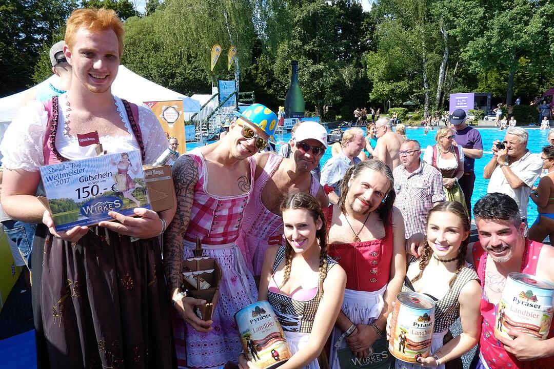 Nürnberg: Dirndl-Flug-WM - mit Tracht ins Wasser