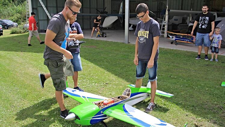 Es geht auch einige Nummern kleiner. Hier ein Modellflugzeug der Marke "EXTRA" bei der Wartung am Boden. Foto: Helmut Will