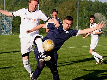 Der Westheimer Julian Wirth (l.) kämpft mit dem Fatschenbrunner Schützen des Führungstreffers, Sven Stapf, um den Ball.  Foto: Günther Geiling