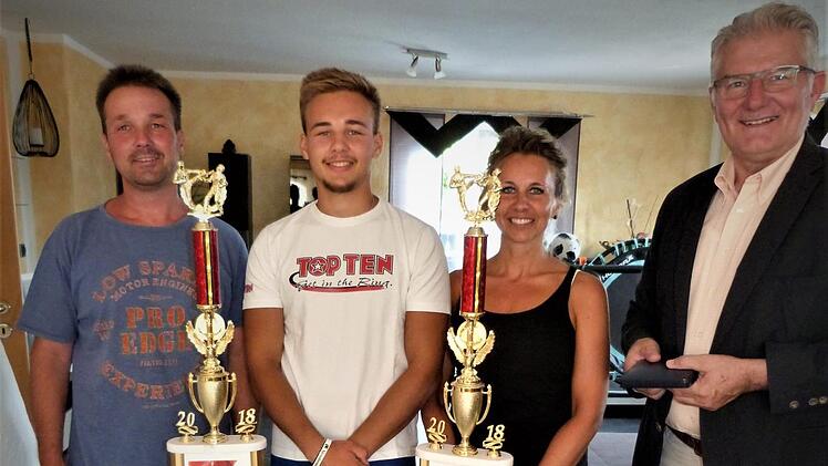 Steven Richter (Zweiter von links) ist zweifacher Weltmeister im Point-Fighting. Unser Bild zeigt ihn mit Vater Richard (links), Mutter Nicole und Harsdorfs Bürgermeister Günther Hübner. Werner Reißaus