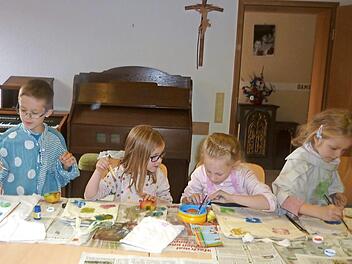 Das Foto zeigt die kleinen K&uuml;nstler (von links) Paul, Amelie, Hanna und Lilly beim Versch&ouml;nern ihrer Taschen und Shirts in der B&uuml;cherei Aschach. Zuvor gab es eine Geschichte von Lieselotte.  Foto: Barbara Seufert