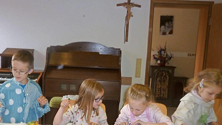 Das Foto zeigt die kleinen K&uuml;nstler (von links) Paul, Amelie, Hanna und Lilly beim Versch&ouml;nern ihrer Taschen und Shirts in der B&uuml;cherei Aschach. Zuvor gab es eine Geschichte von Lieselotte.  Foto: Barbara Seufert