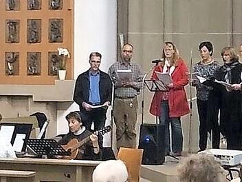 Schwester Dominica organisierte ein Mitsing-Konzert.  Foto: Franz Dannler