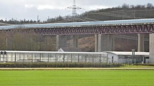 Kein Gewächshaus, sondern die Klärschlammtrocknung der Rödentaler Kläranlage Foto: Rainer Lutz