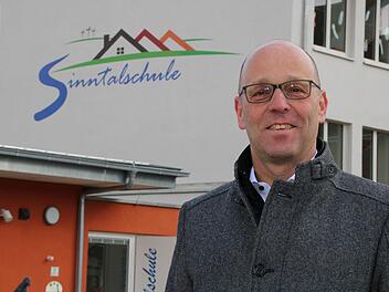 Ein großer Höhepunkt seiner ersten Amtszeit als Bürgermeister ist für Gerd Kleinhenz die Eröffnung der generalsanierten Sinntalschule. Foto: Ulrike Müller