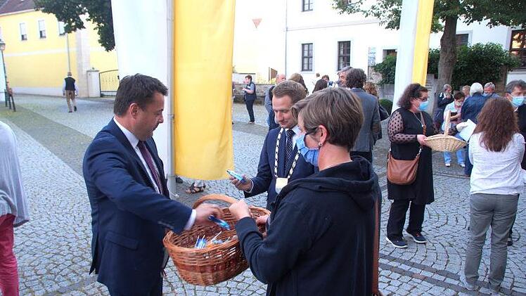 Auch die beiden Burgebracher Bürgermeister nahmen sich Naschzeug aus dem Spendenkorb des Pfarrers.Joseph Beck
