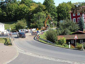 In der Kurve der Fuldaer Straße wird der PKW-Verkehr in die Leimbachstraße umgeleitet.  Foto: Julia Raab