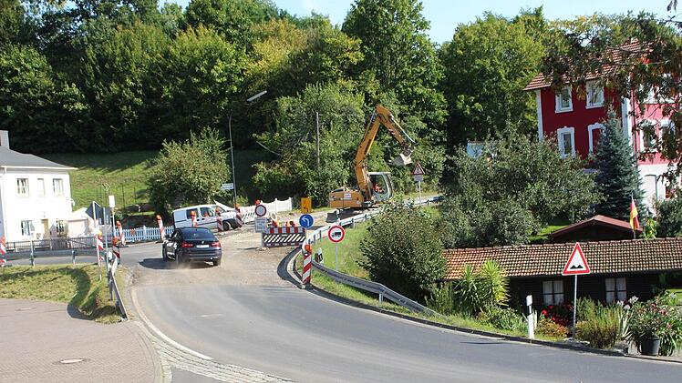 In der Kurve der Fuldaer Straße wird der PKW-Verkehr in die Leimbachstraße umgeleitet.  Foto: Julia Raab