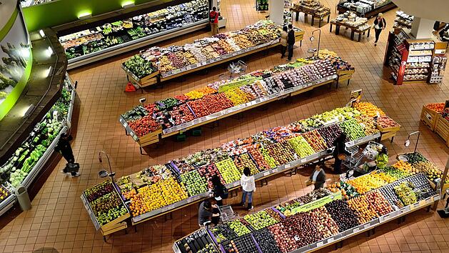 In Duisburg hat ein Edeka-Filialleiter drastisch reagiert: Er hat eine Frau, die in Morgenmantel und Pantoffeln erschien, wieder rausgeworfen. Grund sei Hygiene.