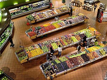 In Duisburg hat ein Edeka-Filialleiter drastisch reagiert: Er hat eine Frau, die in Morgenmantel und Pantoffeln erschien, wieder rausgeworfen. Grund sei Hygiene.