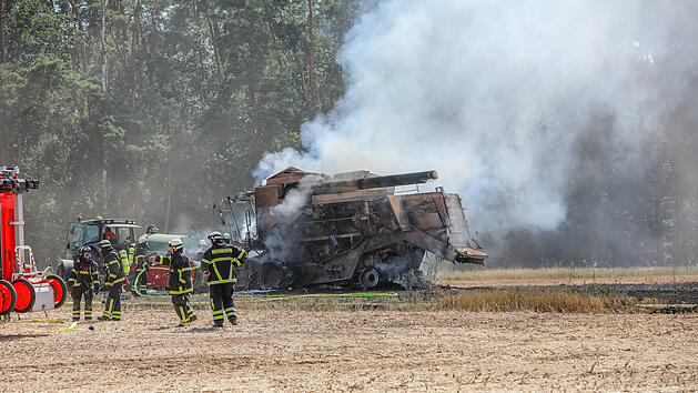 M&auml;hdrescher ger&auml;t in Brand: Feuer breitet sich auf Acker aus