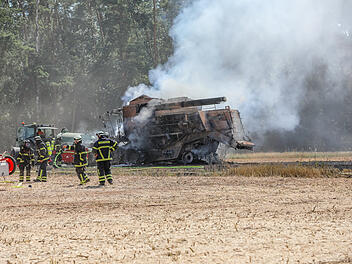 M&auml;hdrescher ger&auml;t in Brand: Feuer breitet sich auf Acker aus