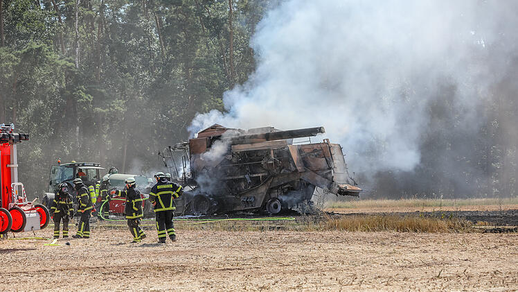 M&auml;hdrescher ger&auml;t in Brand: Feuer breitet sich auf Acker aus